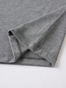 Vue rapprochée détaillée de l'ourlet d'un t-shirt en coton gris avec une double couture de qualité.