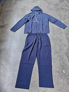 Vista dettagliata di un set da vacanza in lino blu navy con cappuccio uomo.