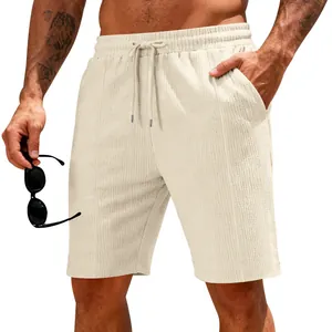 Vue détaillée du short décontracté beige en maille gaufrée pour homme avec cordon de serrage