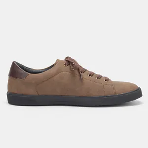 Vista lateral detallada de zapatillas casuales de gamuza marrón para hombre con suela negra