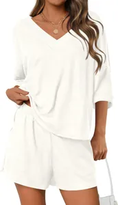 Vista dettagliata del completo casual due pezzi bianco a coste con scollo a V per donna