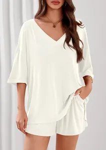 Completo casual bianco da casa due pezzi con top scollo a V e pantaloncini a costine