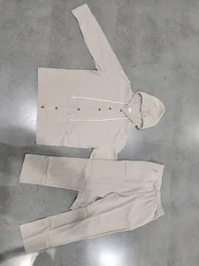 Dettaglio del completo da resort in lino da uomo con giacca con cappuccio e pantaloni