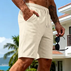 Vue détaillée du short en maille gaufrée crème pour hommes montrant la texture.