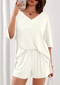 Vista dettagliata della trama a coste di questo set casual bianco con scollo a V