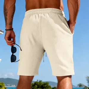 Vue arrière d'un short gaufré beige pour homme avec une finition texturée.