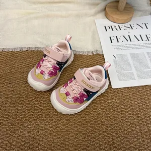 Dettaglio scarpe da ginnastica rosa traspiranti mesh con cinturini in velcro
