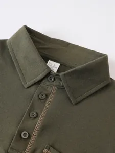 Vue macro détaillée du col et des boutons d'un polo pour hommes vert armée décontracté