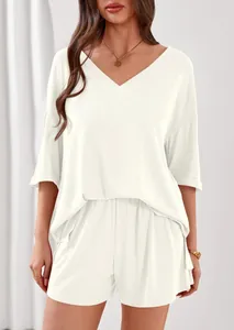 Elegante completo lounge da donna in maglia a coste bianco con top a V e pantaloncini abbinati