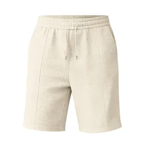 Vue détaillée de la texture du short en maille gaufrée crème pour hommes de qualité