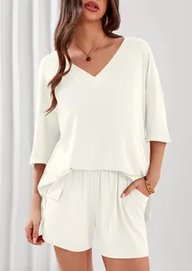 Elegante completo casual da donna in maglia a coste bianco crema con scollo a V