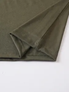 Gros plan sur l'ourlet à double couture d'un polo d'extérieur vert olive pour homme