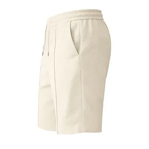 Vue latérale du short décontracté en tricot gaufré pour homme en beige avec cordon.