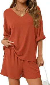 Primo piano del completo casual arancione da donna con scollo a V e trama a costine