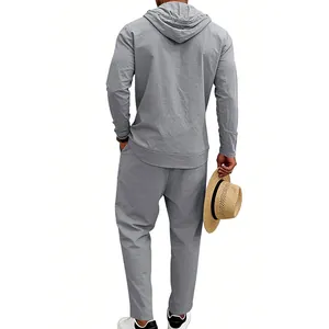 Vista posteriore di un completo casual da uomo in lino grigio con camicia con cappuccio