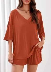 Completo casual due pezzi con top scollo a V e shorts in tessuto a coste mattone