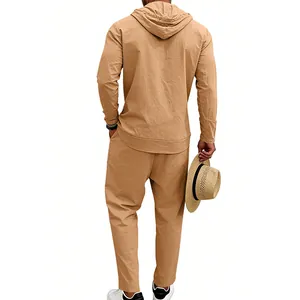 Vista posteriore dettagliata di un set tempo libero in lino beige da uomo con felpa e pantaloni