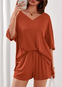 Dettaglio di un set casual da donna in maglia a coste color arancio bruciato per estate