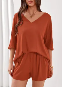 Completo casual da donna due pezzi con top a scollo a V e pantaloncini abbinati in ruggine