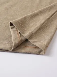 Gros plan sur l'ourlet à double couture d'un polo en coton kaki pour hommes