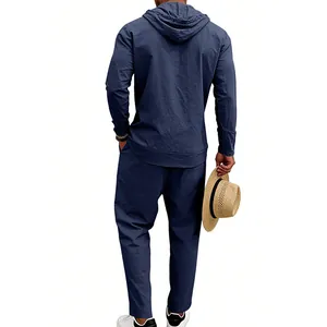 Vista posteriore del set di camicia con cappuccio e pantaloni in lino blu navy