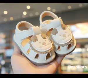 Vista dettagliata di sandali per bambini crema con simpatico leone e cinturino velcro