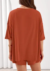 Vista posteriore di un set casual a coste arancione con top a mezza manica e shorts