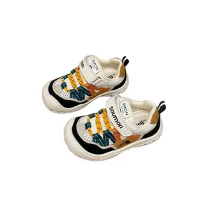 Sneakers per bambini in mesh traspirante bianco con accenti colorati e chiusura velcro