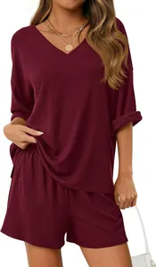 Vista dettagliata del set bordeaux a coste due pezzi da donna con maglia scollo a V e pantaloncini
