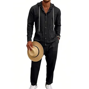 Set casual da uomo in lino nero composto da una giacca con cappuccio e pantaloni.