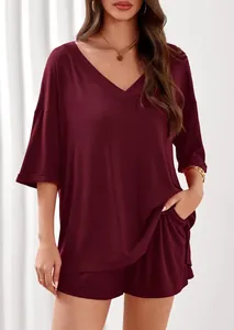 Dettaglio del set da casa bordeaux con scollo a V, maniche a metà e pantaloncini
