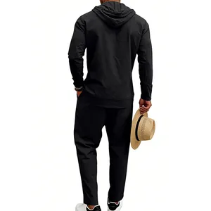 Vista posteriore di un set casual in lino nero da uomo con giacca con cappuccio e pantaloni