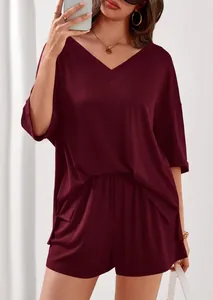 Dettaglio completo relax a coste bordeaux con scollo a V, maniche medie e pantaloncini