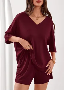 Elegante completo bordeaux con scollo a V, top a maniche medie e pantaloncini coordinati