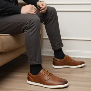 Elegantes zapatillas derby de cuero marrón para hombre en un ambiente de vida cómodo