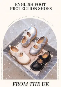 Detalle de zapatos de princesa para niña con lazo y perlas en una caja de regalo