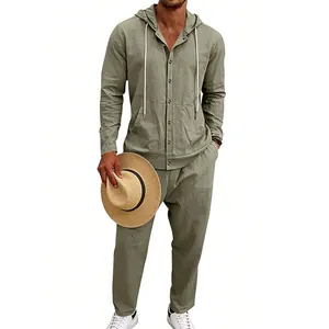 Vista completa del set casual da uomo in lino verde oliva con camicia con cappuccio
