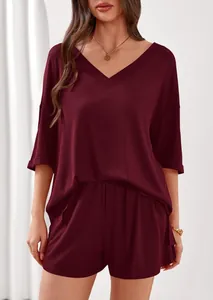Dettaglio del completo a due pezzi in maglia a coste bordeaux con scollo a V