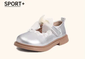 Vista detallada zapato princesa plateado para niña con lazo y perlas finas