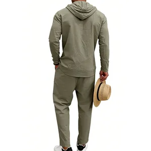 Vista posteriore di giacca con cappuccio in lino e pantaloni casual da uomo verde oliva
