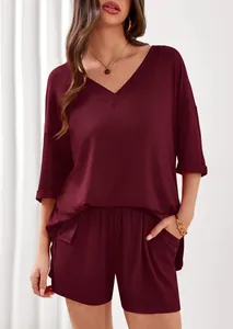 Dettaglio del set lounge bordeaux a coste da donna con maglia a V e pantaloncini