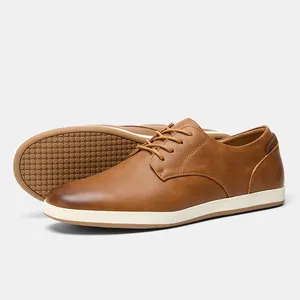 Vista detallada de zapatos casuales de cuero marrón para hombre con cordones y suela blanca