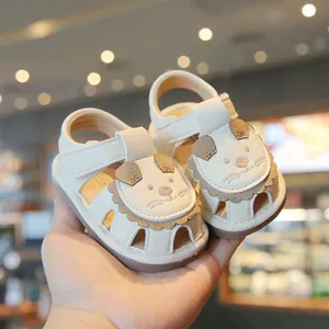 Adorabili sandali color crema per neonati con motivo a leone, suola morbida e chiusura a strappo