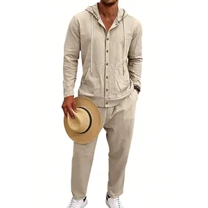 Vista completa del set camicia con cappuccio in lino beige e pantaloni da uomo per vacanze.