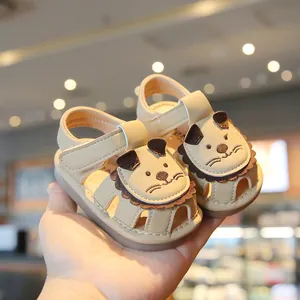 Sandali per neonati con suola morbida, simpatico design a leone e chiusura a velcro