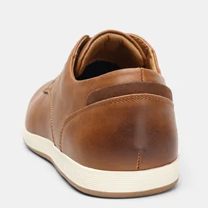 Vista trasera detallada de zapato casual de cuero marrón para hombre con suela de goma blanca