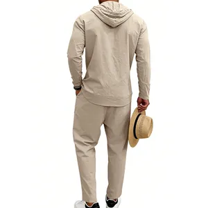 Vista posteriore di un completo maschile con camicia in lino beige e pantaloni