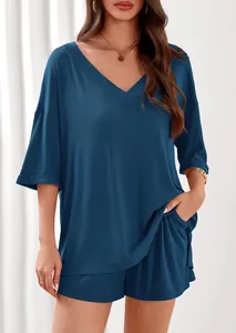 Dettaglio di un set estivo a due pezzi blu navy con scollo a V e trama a costine
