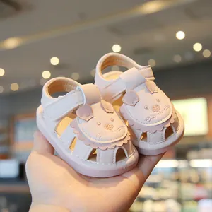 Scarpe da passeggio per neonati rosa con leone cartone animato e suola morbida.