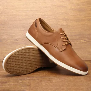 Vista detallada de zapatos de cuero marrón para hombre con suela de panal.